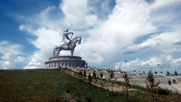 Одна из главных достопримечательностей близ Улан-Батора - сорокаметровая статуя Чингисхана