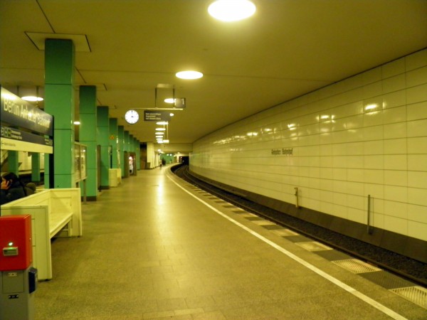 Метро в Берлине очень утилитарное
